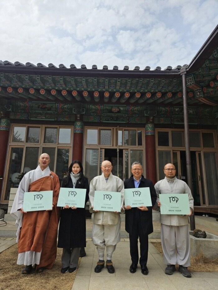 본문 이미지 - 좌측부터 대한불교조계종 감사국장 덕운스님, 최현정대표, 봉은사 원명주지스님 / 사진-미앤펫캠페인 제공