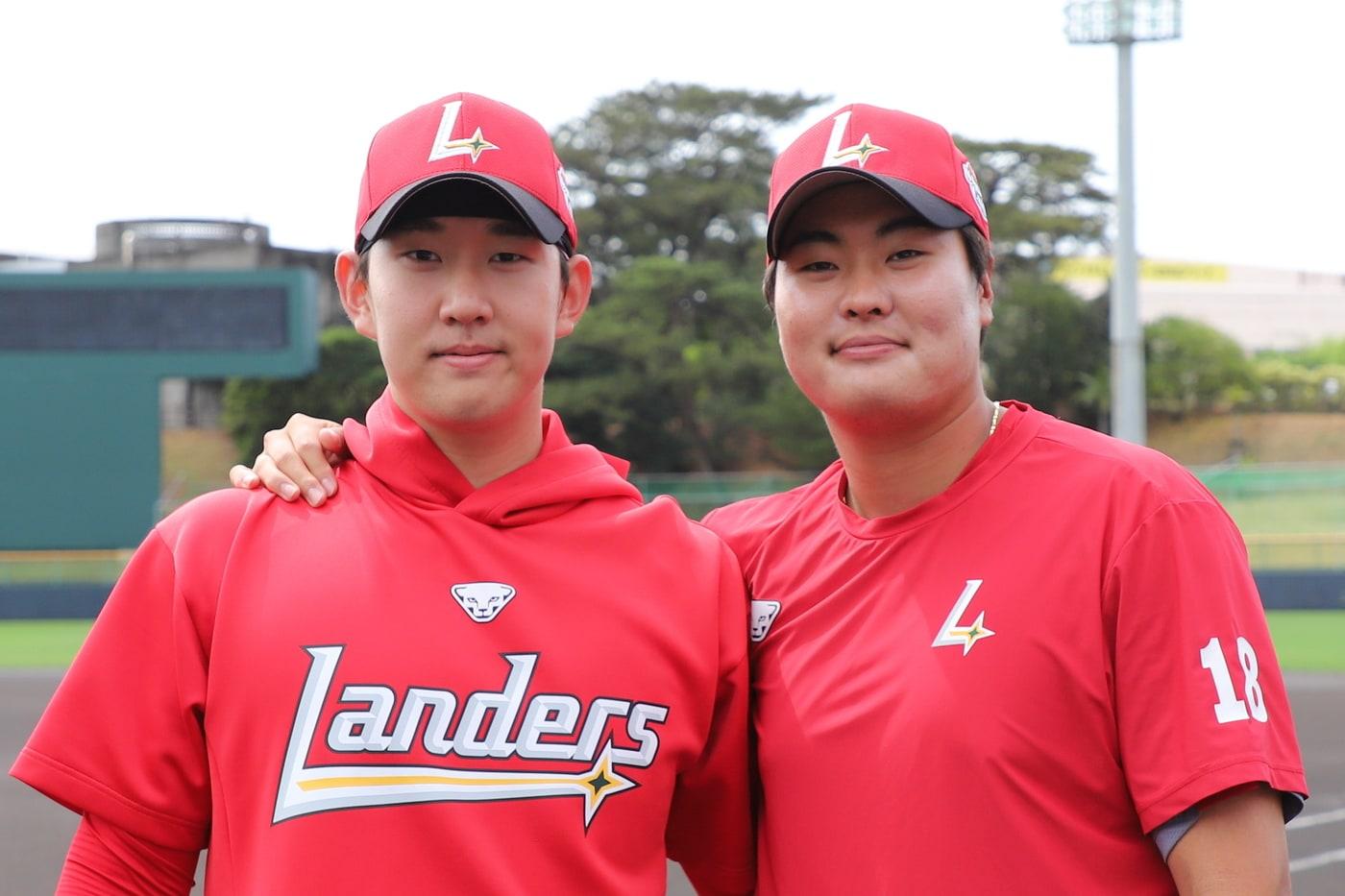  SSG 랜더스 2025 2차 스프링캠프에서 MVP에 오른 송영진과 고명준(오른쪽). (SSG 랜더스 제공) 