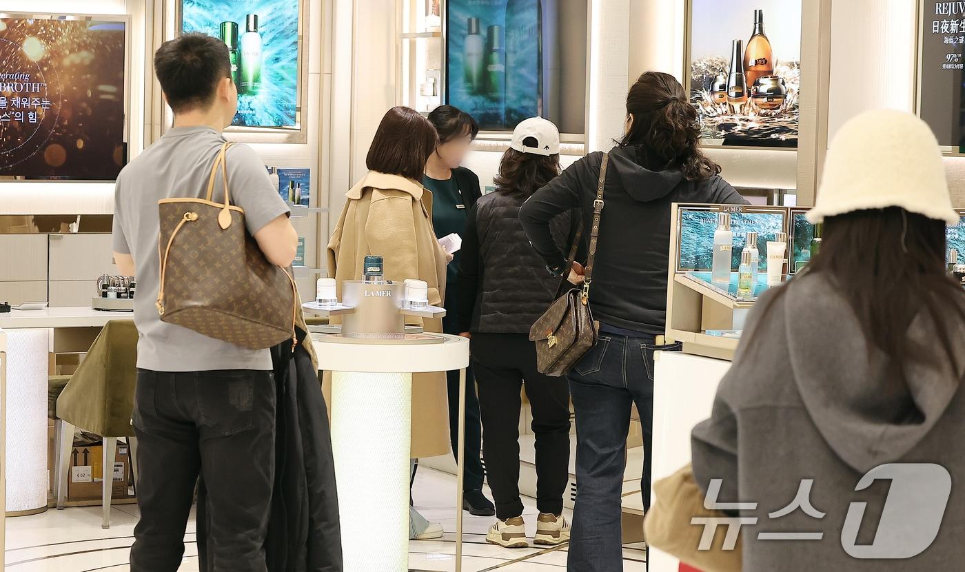 4일 오후 서울 중구 한 면세점에서 관광객들이 쇼핑을 하고 있다. 2025.3.4/뉴스1 ⓒ News1 김진환 기자