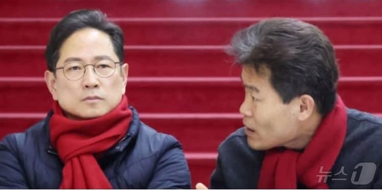 본문 이미지 - 역사강사 전한길 씨가 지난 3일 '여야합의없는 마은혁 헌법 재판관 임명 반대'를 외치며 국회 로텐더홀에서 단식농성 중인 박영수 국민의힘 의원(왼쪽)을 격려방문했다. (SNS 갈무리) ⓒ 뉴스1  