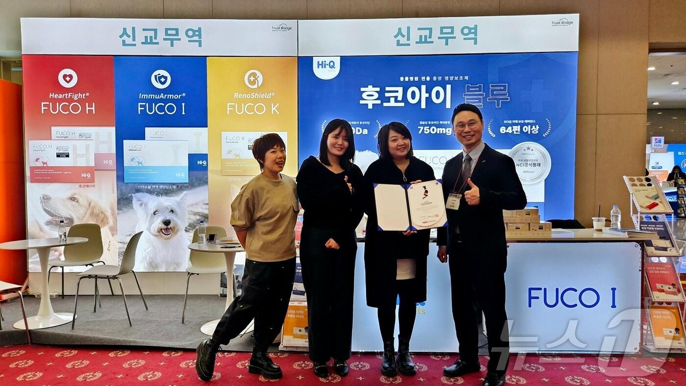 본문 이미지 - 김지헌 한국고양이수의사회 회장(오른쪽 첫 번째)이 신교무역에 감사장을 수여하고 기념 사진을 찍고 있다. ⓒ 뉴스1