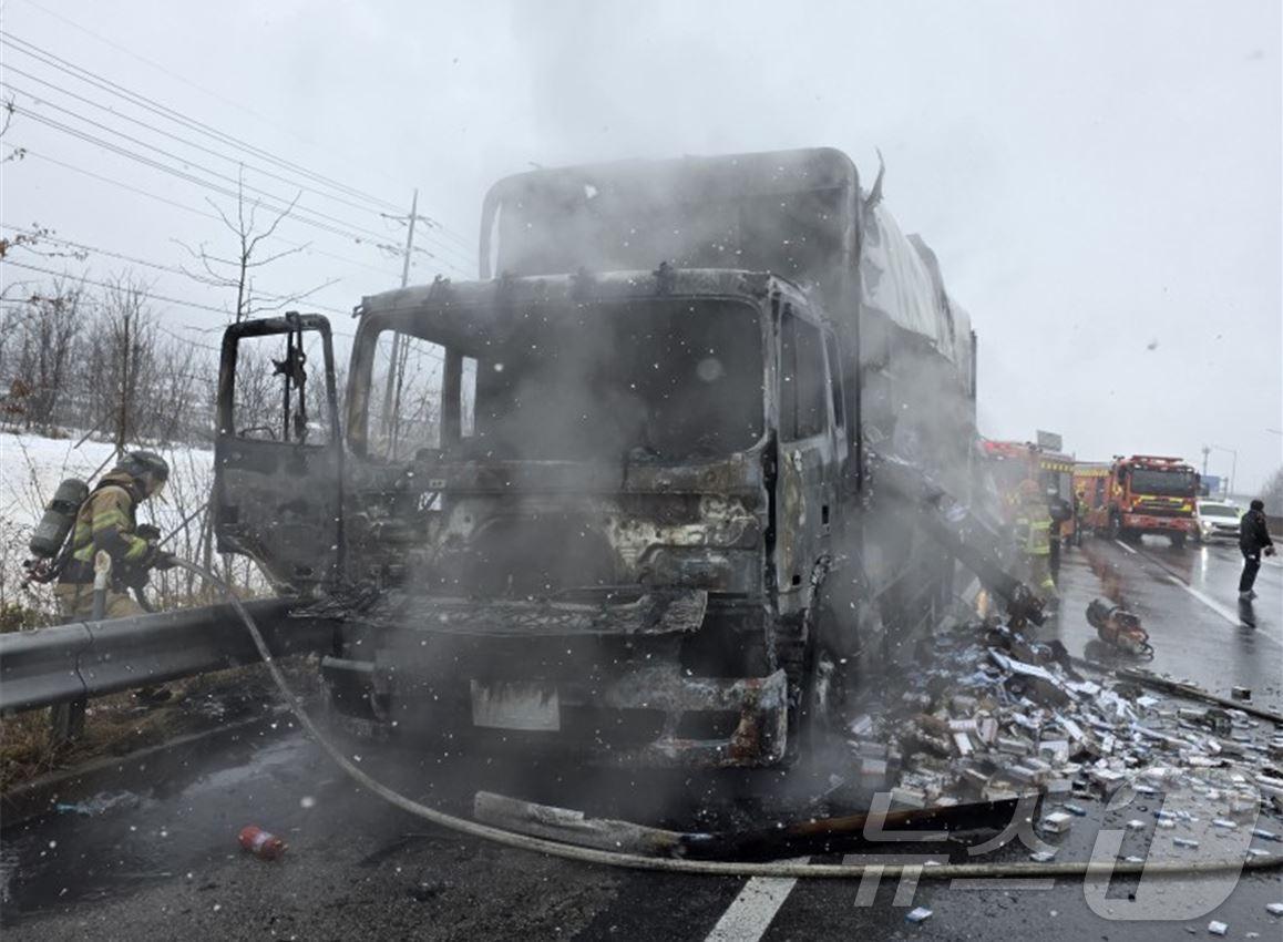 본문 이미지 - 4일 오전 10시47분쯤 경북 김천시 남면 초곡리 경부고속도로 부산 방면 191km 지점에서 담배를 싣고 달리던 6.5톤 화물차에서 불이 나 새까맣게 탔다. (경북소방본부 제공. 재판매 및 DB금지) 2025.3.4/뉴스1