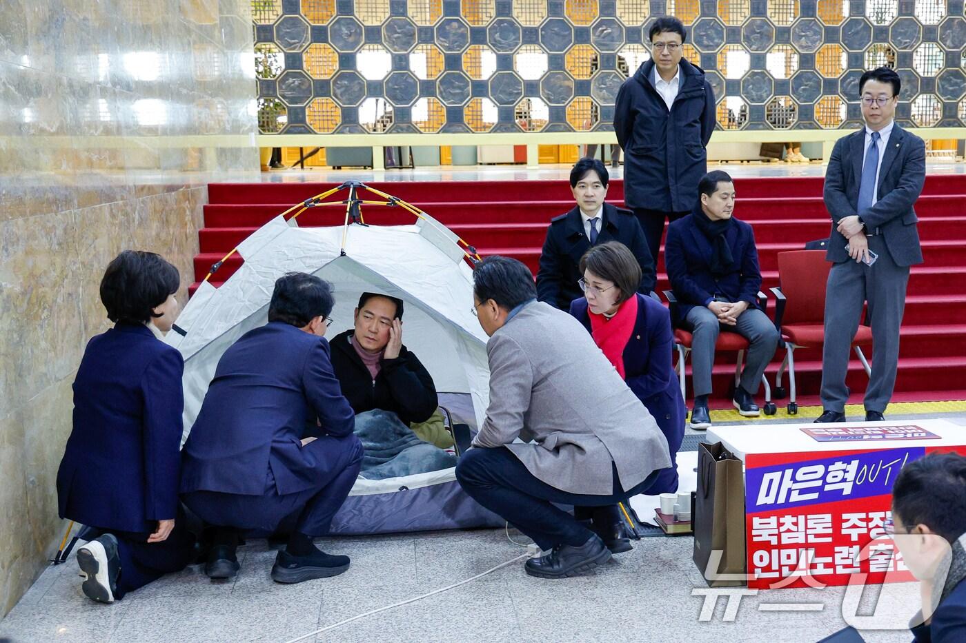 박수영 국민의힘 의원이 마은혁 헌법재판관 후보자 임명에 반대하며 무기한 단식 농성 3일째에 돌입한 4일 서울 여의도 국회 로텐더홀 박 의원 단식장을 격려 방문한 김상훈 정책위의장과 대화하고 있다. 2025.3.4/뉴스1 ⓒ News1 안은나 기자