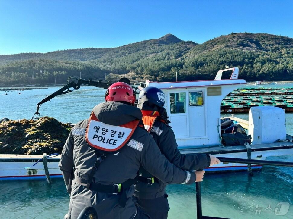 본문 이미지 - 완도해양경찰이 동절기 해양안전을 위해 특별단속기간을 운영하며 순찰하는 모습.(완도해경 제공.재판매 및 DB금지)2025.3.4/뉴스1