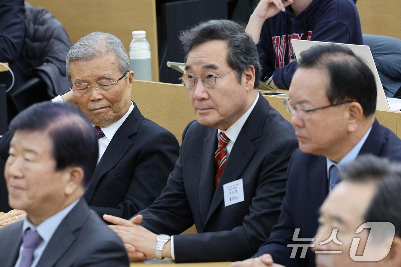 김종인 전 국민의힘 비상대책위원장(왼쪽부터), 이낙연·김부겸 전 국무총리가 4일 오후 서울 관악구 서울대학교 아시아연구소에서 열린 '국가원로들 개헌을 말하다' 대담회에 자리하고 있다. 이날 행사에는 정세균·박병석·김진표·김형오·강창희·정의화 전 국회의장, 정운찬·김황식·이낙연·김부겸 전 국무총리 등이 토론에 참석했다. 2025.3.4/뉴스1 ⓒ News1 신웅수 기자