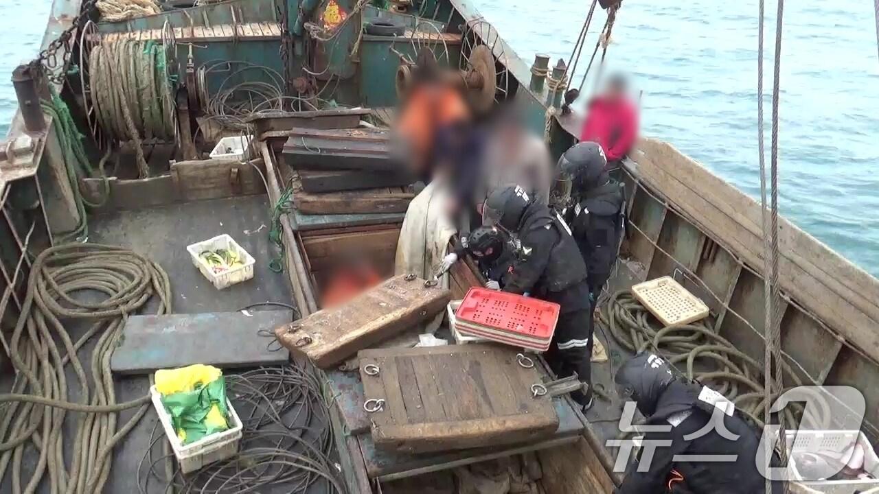 본문 이미지 - 서해해경청 외국어선 검문검색 자료사진.&#40;서해지방해양경찰청 제공. 재판매 및 DB금지&#41; 2025.3.4/뉴스1 