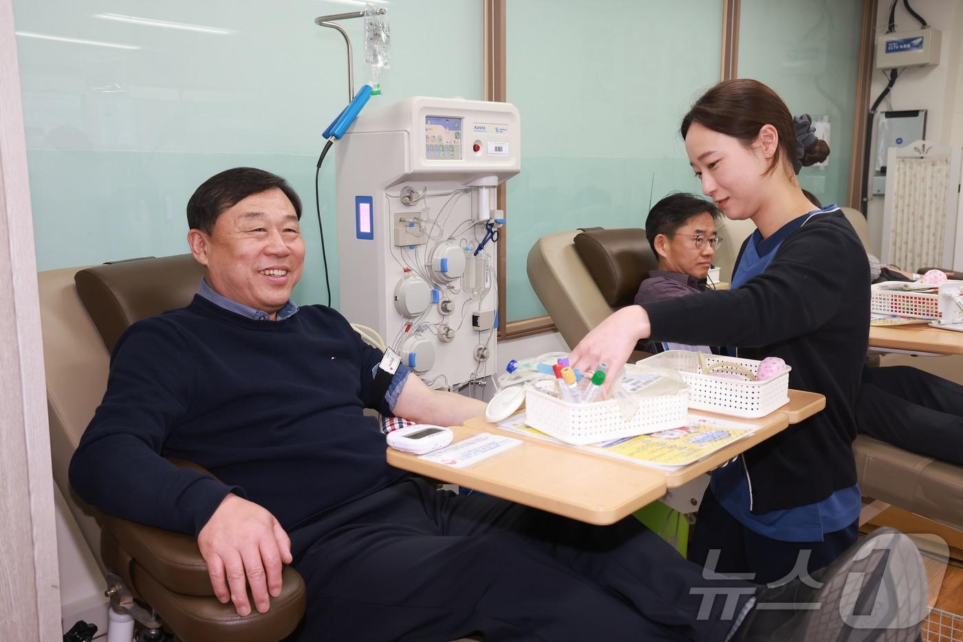 김종훈 울산동구청장이 4일 관내 유일 헌혈의집 울산과학대학센터점을 찾아 헌혈을 하고 있다.&#40;울산동구청제공. 재판매 및 DB 금지&#41;