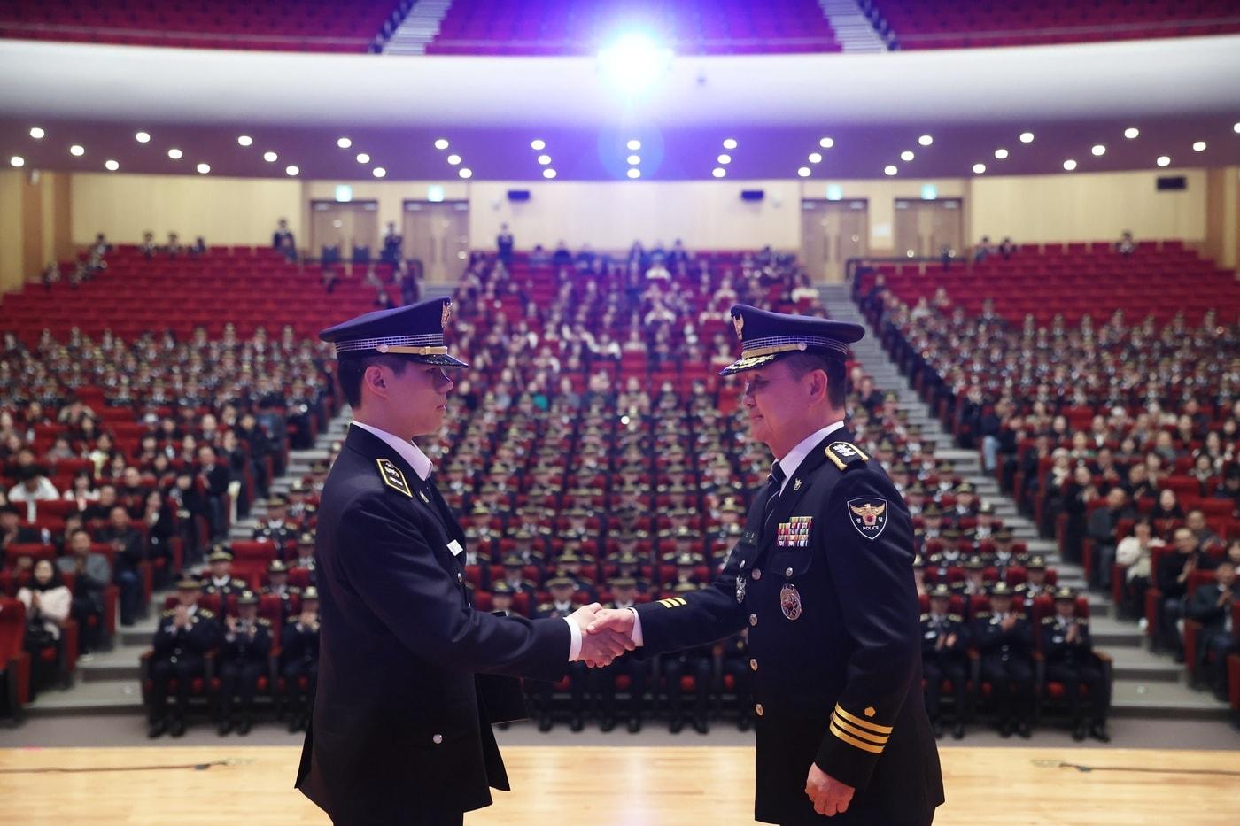 경찰대학은 4일 오후 2시 충남 아산에 있는 경찰대 이순신홀에서 2025학년도 경찰대학 신입생 및 경위 공개채용자(경위공채) 입학식을 열었다. (경찰청 제공)