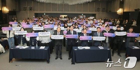 본문 이미지 - 한국산업은행법 개정 촉구를 위한 국회청원 출정식에서 참석자들이 기념 사진을 찍고 있다(부산상의 제공. 재판매 및 DB 금지)