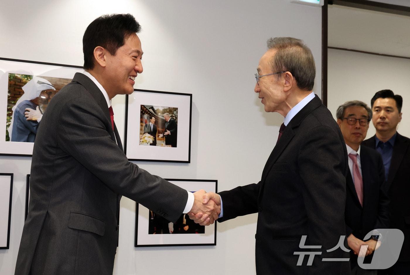 오세훈 서울시장이 4일 오후 서울 서초구 영포빌딩에서 이명박 전 대통령을 예방, 인사를 하고 있다. 2025.3.4/뉴스1 ⓒ News1 김명섭 기자