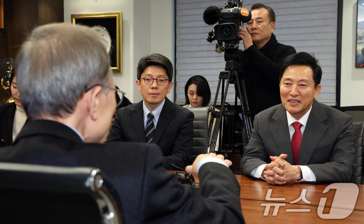 오세훈 서울시장이 4일 오후 서울 서초구 영포빌딩에서 이명박 전 대통령을 예방, 대화를 나누고 있다. 오 시장 오른쪽은 김병민 정무 부시장. 2025.3.4/뉴스1 ⓒ News1 김명섭 기자