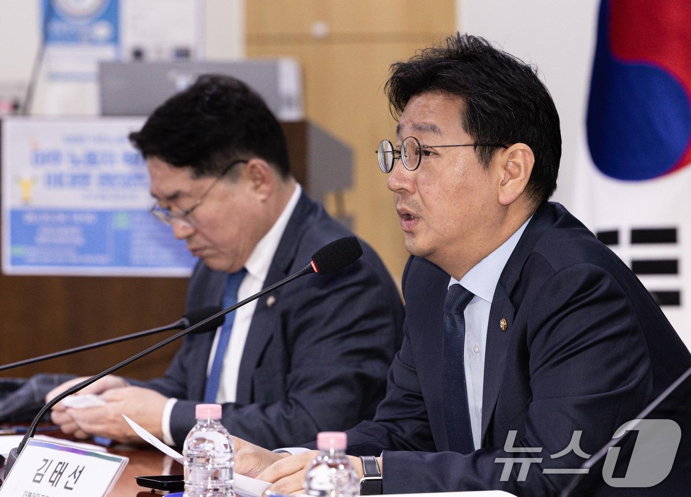 본문 이미지 - 김태선 더불어민주당 의원이 4일 오후 서울 여의도 국회 의원회관에서 민주당 을지로위원회 주최로 열린 '이주 노동자 확대 정책 이대로 괜찮은가?' 정책 토론회에서 축사를 하고 있다. 2025.3.4/뉴스1 ⓒ News1 이재명 기자