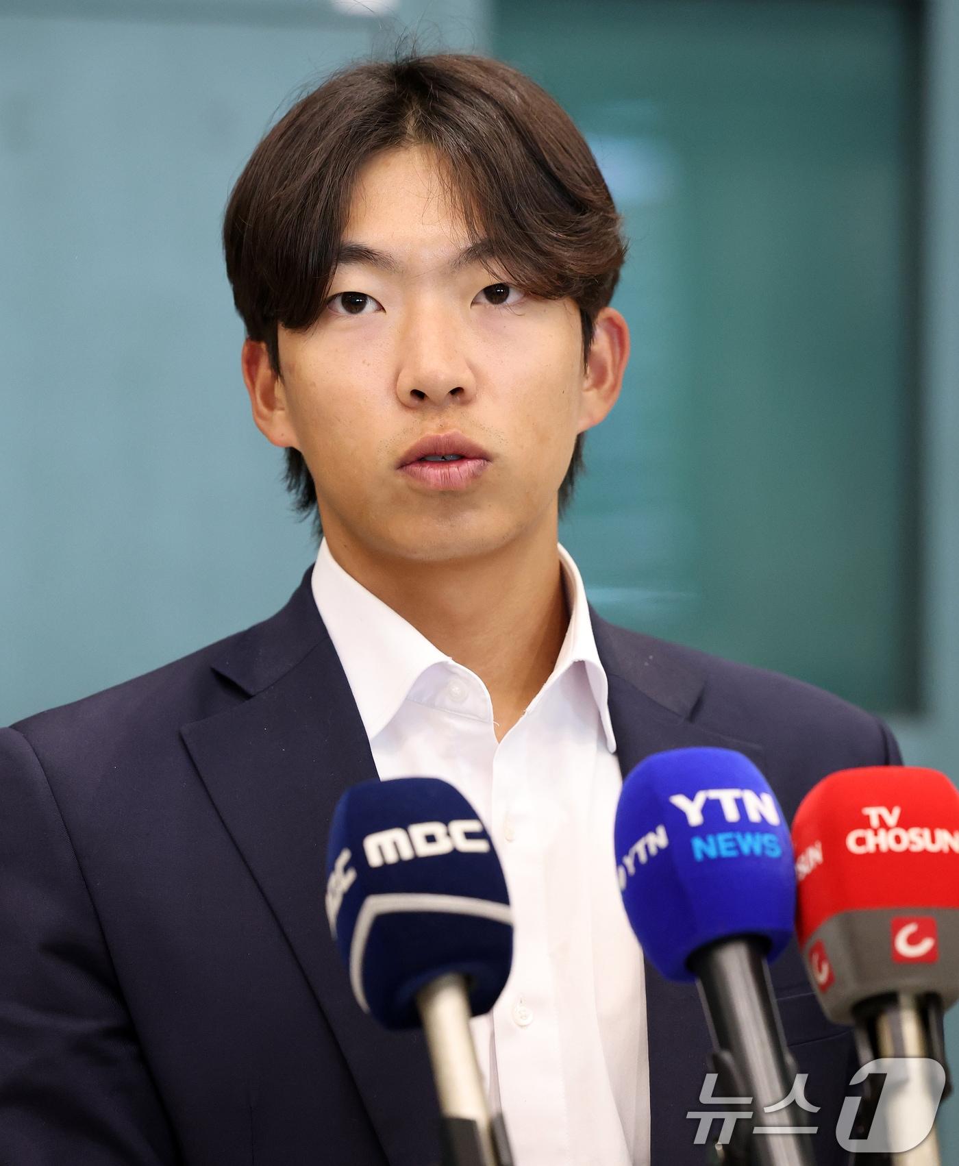 본문 이미지 - 프로야구 두산 베어스 김민석이 36일 간의 스프링캠프 전지훈련을 마치고 4일 오후 인천국제공항을 통해 귀국해 취재진의 질문에 답하고 있다. 2025.3.4/뉴스1 ⓒ News1 오대일 기자