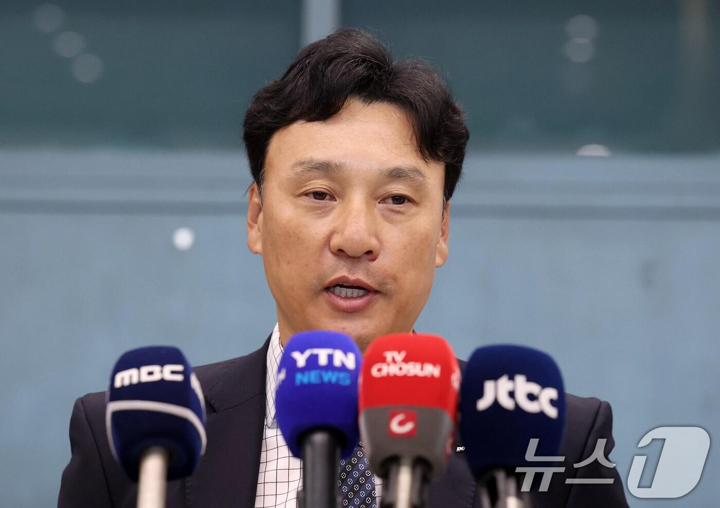 프로야구 두산 베어스 이승엽 감독이 36일 간의 스프링캠프 전지훈련을 마치고 4일 오후 인천국제공항을 통해 귀국해 취재진의 질문에 답하고 있다. 2025.3.4/뉴스1 ⓒ News1 오대일 기자