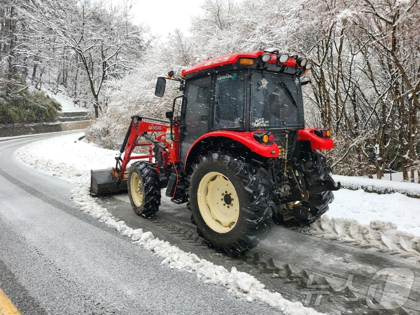 본문 이미지 - 4일 오후 경북 경주시에 대설 경보가 발령된 가운데 불국사에서 토함산으로 연결되는 도로에서 제설작업이 한창이다.&#40;독자제공, 재판매 및 DB 금지&#41; 2025.3.4/뉴스1 ⓒ News1 최창호 기자