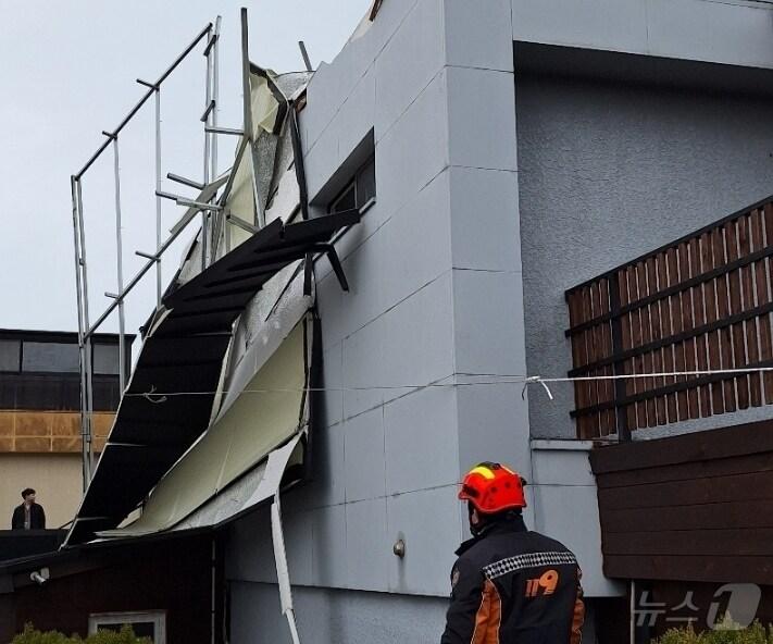 본문 이미지 - 강풍특보가 발효 중인 4일 제주도 제주시 애월읍 애월리에서 지붕 구조물이 떨어져 소방당국이 안전조치를 취하고 있다.(제주도소방안전본부 제공. 재판매 및 DB 금지) ⓒ News1 홍수영 기자
