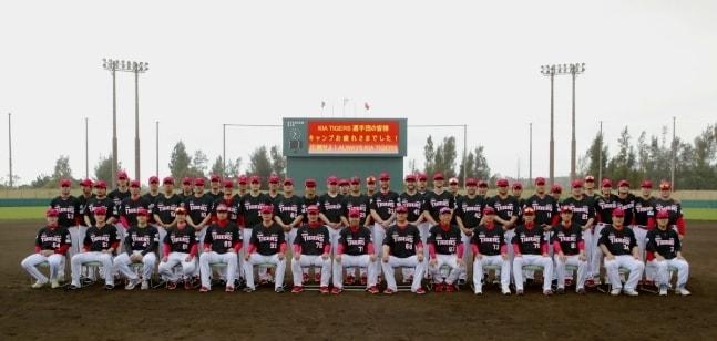 본문 이미지 -  2025 스프링캠프를 마친 KIA 타이거즈 선수단. (KIA 타이거즈 제공)