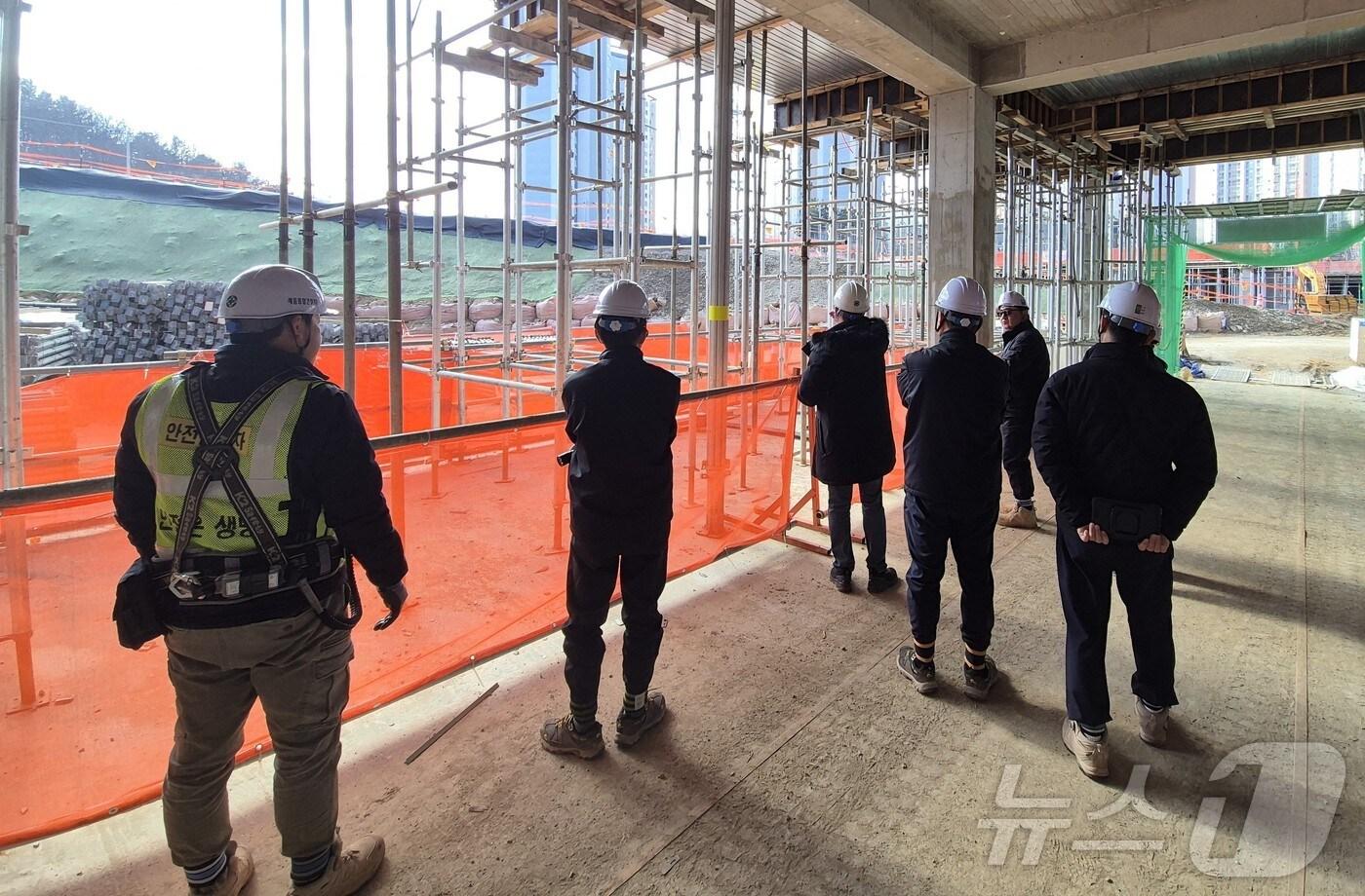 계룡시 관계자 등이 공동주택 건설현장에서 안전점검을 실시하고 있다. (계룡시 제공. 재판매 및 DB금지) /뉴스1