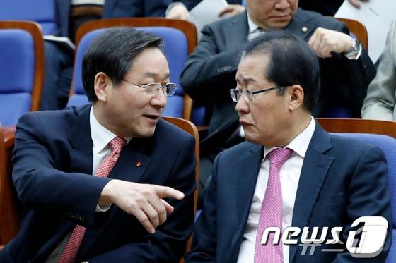 본문 이미지 - 홍준표 시장(오른쪽)과 유정복 인천시장이 대화하고 있다. /뉴스1 ⓒ News1 안은나 기자