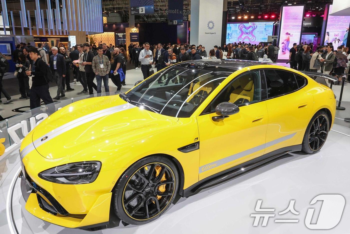 4일&#40;현지시간&#41; 스페인 바르셀로나 피라 그란 비아 전시장에서 열린 &#39;모바일 월드 콩그레스&#40;MWC&#41; 2025&#39;에서 샤오미 부스 한가운데 &#39;샤오미 SU7울트라&#39; 전기차가 전시돼 있다.  2025.3.4/뉴스1 ⓒ News1 민경석 기자