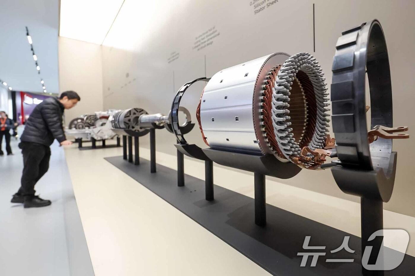 4일&#40;현지시간&#41; 스페인 바르셀로나 피라 그란 비아 전시장에서 열린 &#39;모바일 월드 콩그레스&#40;MWC&#41; 2025&#39;를 찾은 관람객들이 샤오미 부스에서 샤오미 전기차에 탑재되는 로터 부품을 살펴보고 있다. 2025.3.4/뉴스1 ⓒ News1 민경석 기자