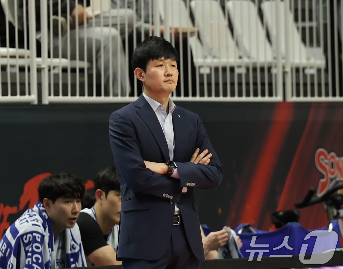 본문 이미지 - 4일 오후 경기 수원시 권선구 수원KT소닉붐아레나에서 열린 '2024-2025 KCC 프로농구' 수원 KT 소닉붐과 대구 한국가스공사의 경기에서 한국가스공사 강혁 감독이 경기를 지켜보고 있다. 2025.3.4/뉴스1 ⓒ News1 김영운 기자