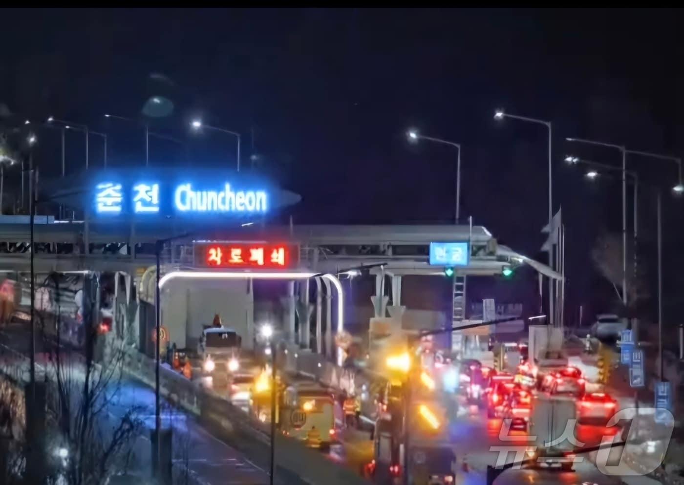 본문 이미지 - 4일 오후 6시 30분쯤 강원 춘천시 중앙고속도로 춘천방향 춘천요금소 하이패스 철제구조물 낙하 수습현장.(고속도로 CCTV 캡처) 2025.3.34/뉴스1