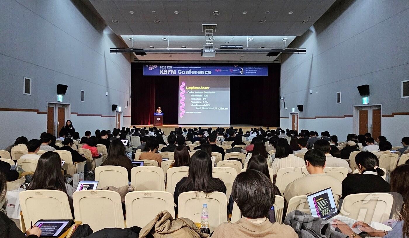 Dr. Philip J. Bergman이 2일 세종대에서 열린 '2025 KSFM 컨퍼런스'에서 강의를 하고 있다. ⓒ 뉴스1