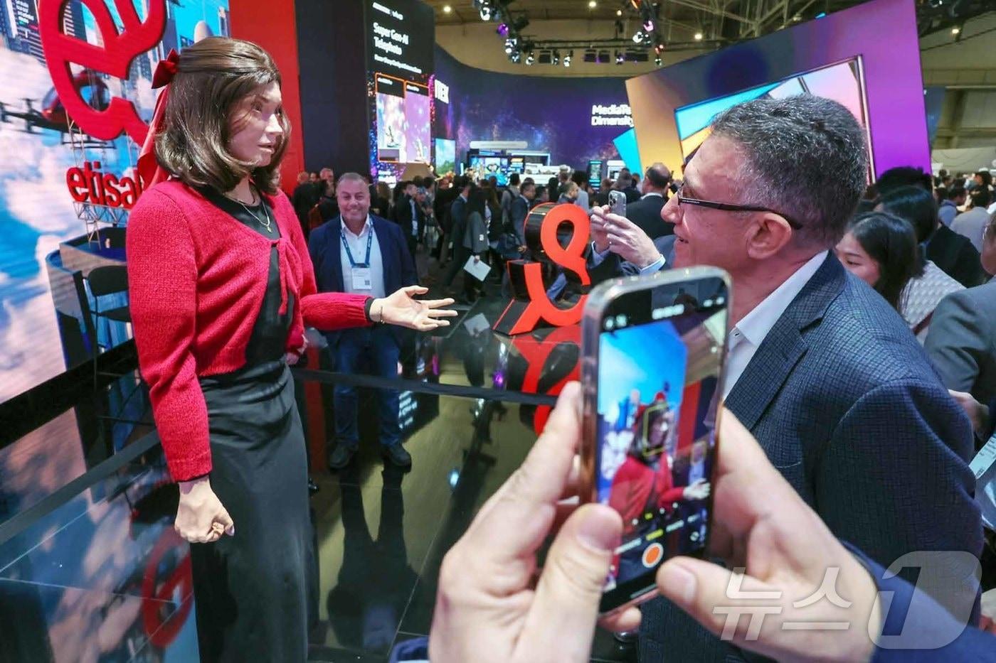 본문 이미지 - 4일(현지시간) 스페인 바르셀로나 피라 그란 비아 전시장에서 열린 '모바일 월드 콩그레스(MWC) 2025'에 마련된 아랍에미리트 이동 통신사 에티살랏바이이앤드(etisalat by e&) 부스에서 AI 로봇이 관람객들과 대화를 나누고 있다. MWC는 전세계 800여 개의 이동통신사가 참여하는 세계이동통신사업자연합회(GSMA)가 주관하는 행사로, 미국과 독일에서 각각 열리는 CES, IFA와 함께 3대 전자·IT 전시회로 꼽힌다. 올해 MWC에 참가하는 한국 기업은 187곳으로 지난해보다 22곳이 늘었다. 2025.3.5/뉴스1 ⓒ News1 민경석 기자