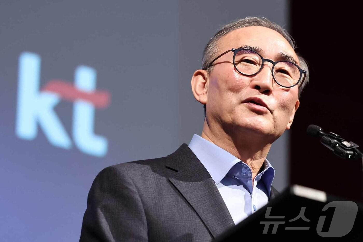 본문 이미지 - 김영섭 KT 대표가 4일(현지시간) 스페인 바르셀로나의 한 호텔에서 '모바일 월드 콩그레스(MWC) 2025' 개막을 맞아 열린 기자간담회에서 모두발언을 하고 있다. 2025.3.5/뉴스1 ⓒ News1 민경석 기자