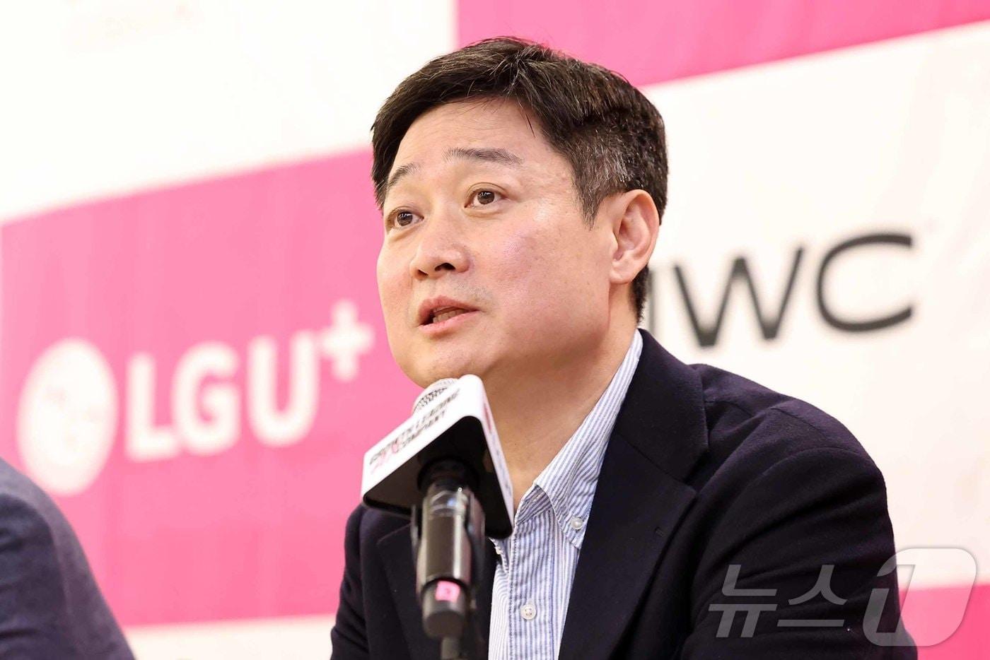홍범식 LG유플러스 사장이 4일&#40;현지시간&#41; 스페인 바르셀로나의 한 호텔에서 &#39;모바일 월드 콩그레스&#40;MWC&#41; 2025&#39; 개막을 맞아 열린 기자간담회에서 취재진의 질문에 답하고 있다. 2025.3.5/뉴스1 ⓒ News1 민경석 기자