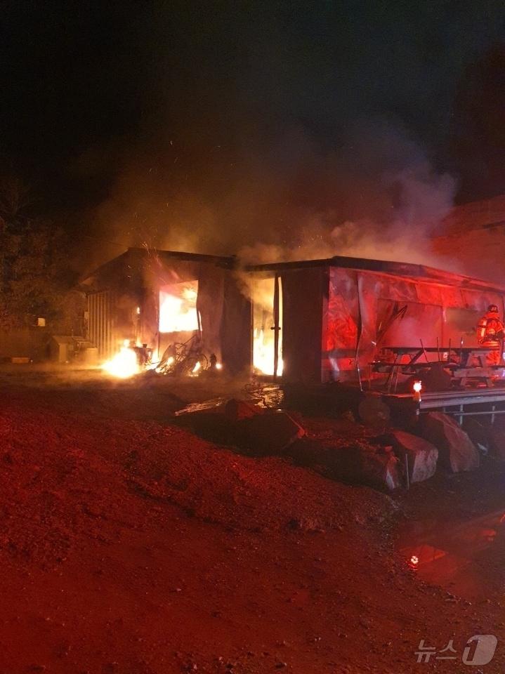 본문 이미지 - 지난 4일 오후 10시 45분쯤 전남 신안군 장산면의 한 주택에 불이 나 소방당국이 진화작업을 하고 있다.(신안소방 제공. 재판매 및 DB금지)2025.3.5/뉴스1