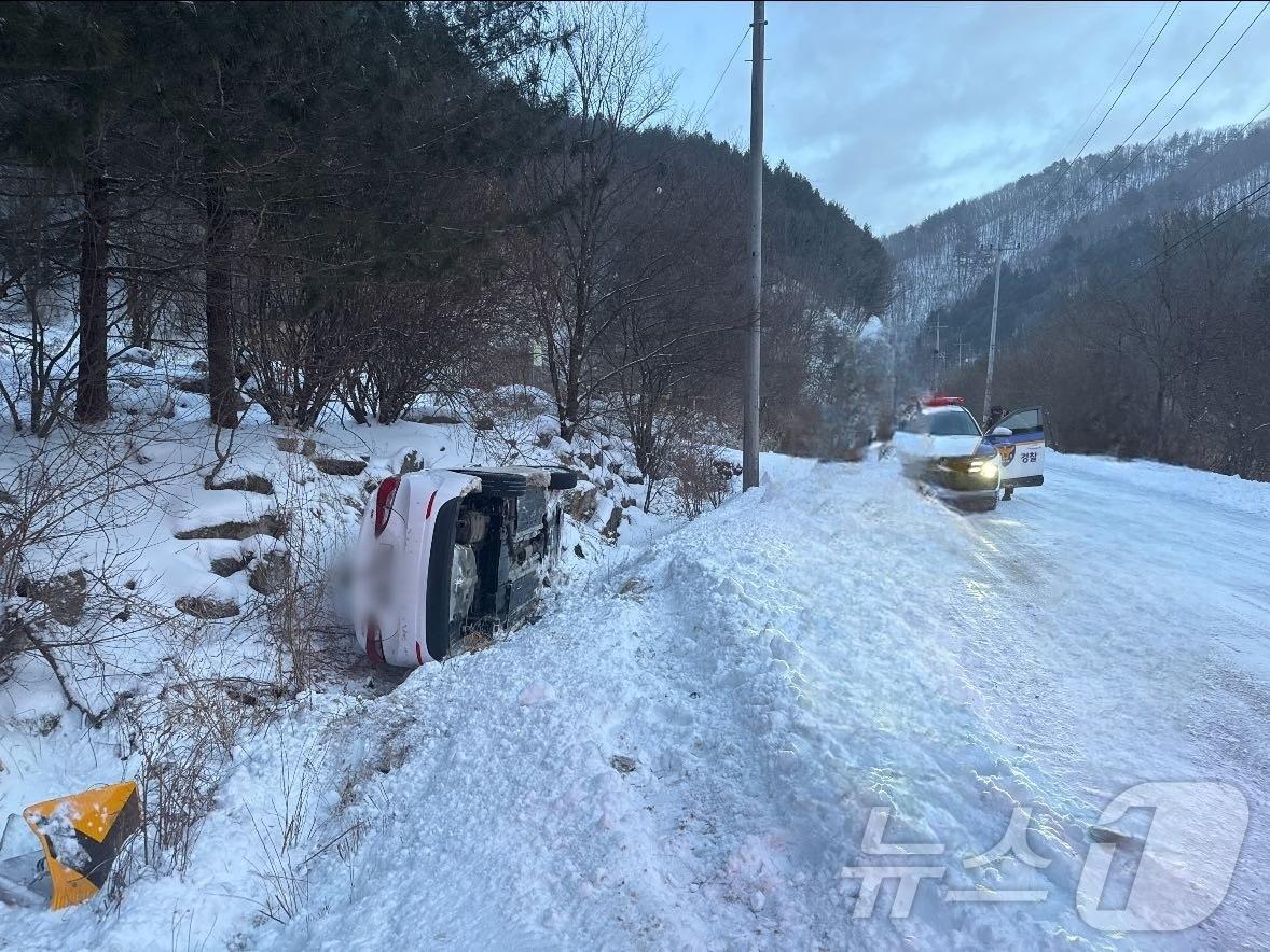 본문 이미지 - 4일 인제 상남면 아반떼 눈길 전도 사고.&#40;강원도소방본부 제공, 재판매 및 DB 금지&#41; 2025.3.5/뉴스1