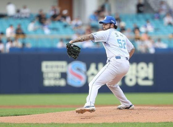 본문 이미지 -  코너 시볼드의 삼성 라이온즈 시절 경기 장면. (삼성 라이온즈 제공)