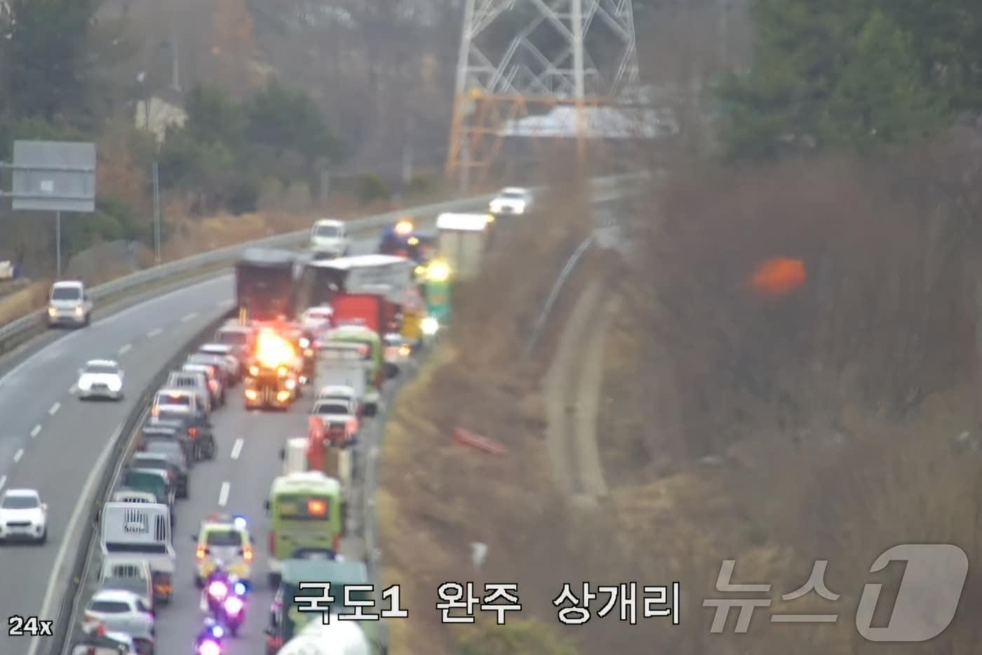 본문 이미지 - 전북 완주군 이서교차로 상황(한국도로공사 제공. 재판매 및 DB금지) 2025.3.5/뉴스1 