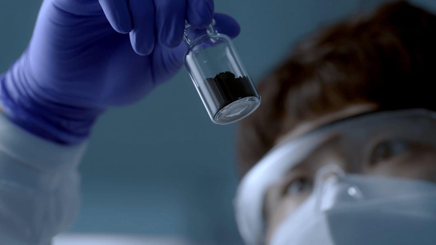 본문 이미지 - LG화학 연구원이 차세대 배터리 양극재를 살펴보고 있다(LG화학 제공)