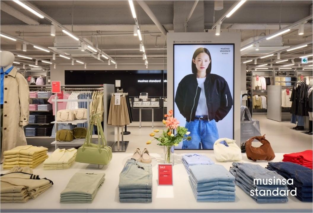 본문 이미지 - 무신사 스탠다드는 13일 서울 잠실 롯데월드몰에 오프라인 스토어를 연다.(무신사제공)