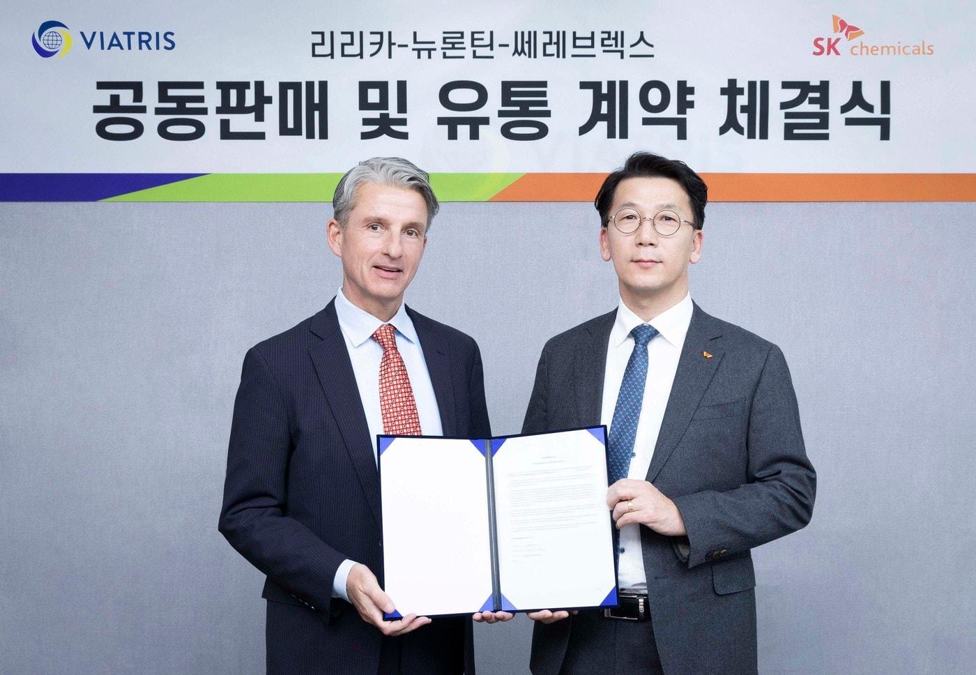 본문 이미지 - 박현선 SK케미칼 Pharma 사업대표와 코리아 빌 슈스터 비아트리스 대표이사가 계약 체결 후 기념사진을 찍고 있다. /사진제공 = SK케미칼