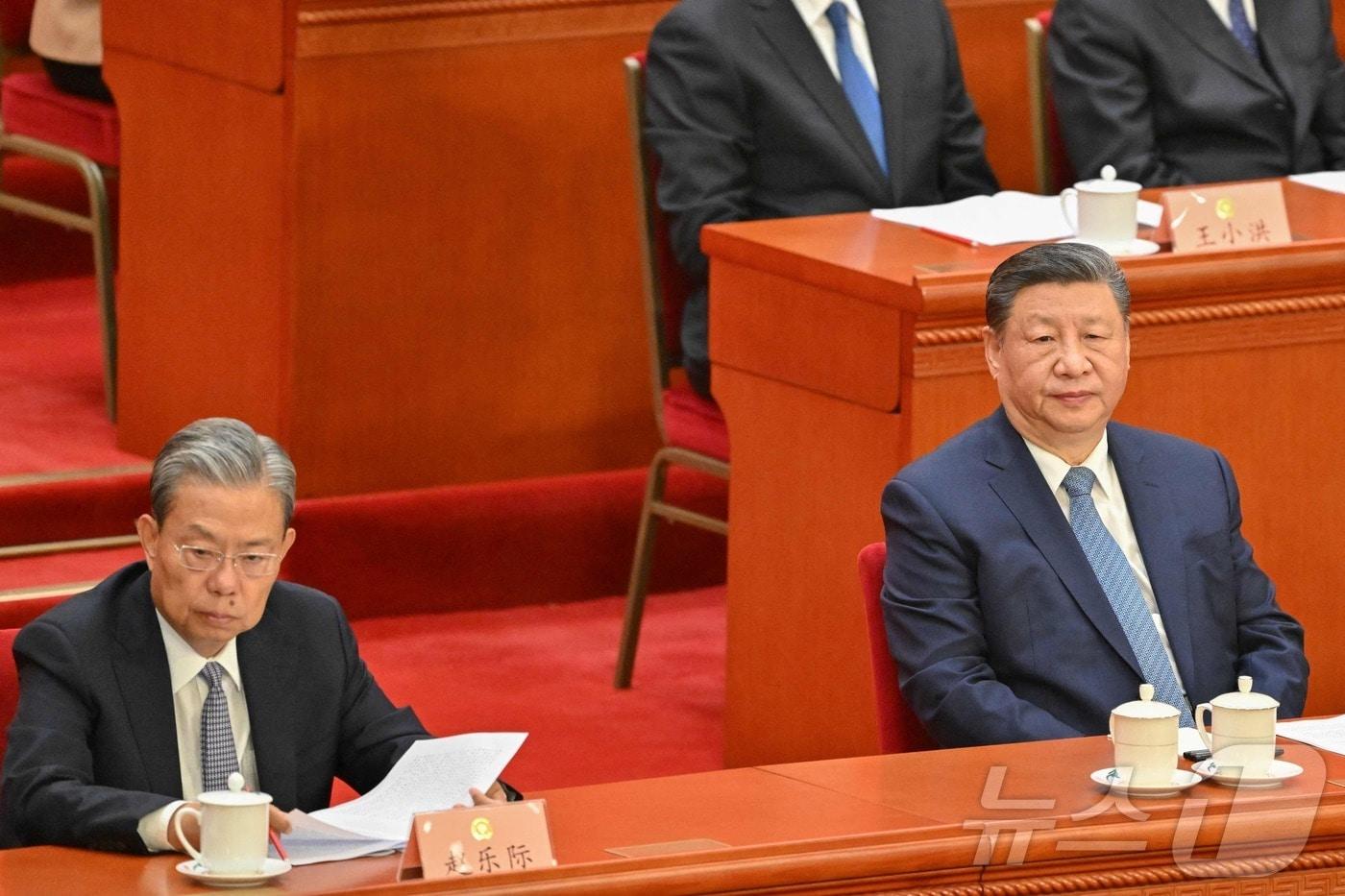 본문 이미지 - 시진핑 중국 국가 주석이 4일(현지시간) 베이징 인민대회당에서 열린 전국 인민 정치 협상회의(정협) 개막식에 자오러지 전인대 상무위원장과 참석을 하고 있다. 2025.03.05 ⓒ AFP=뉴스1 ⓒ News1 우동명 기자
