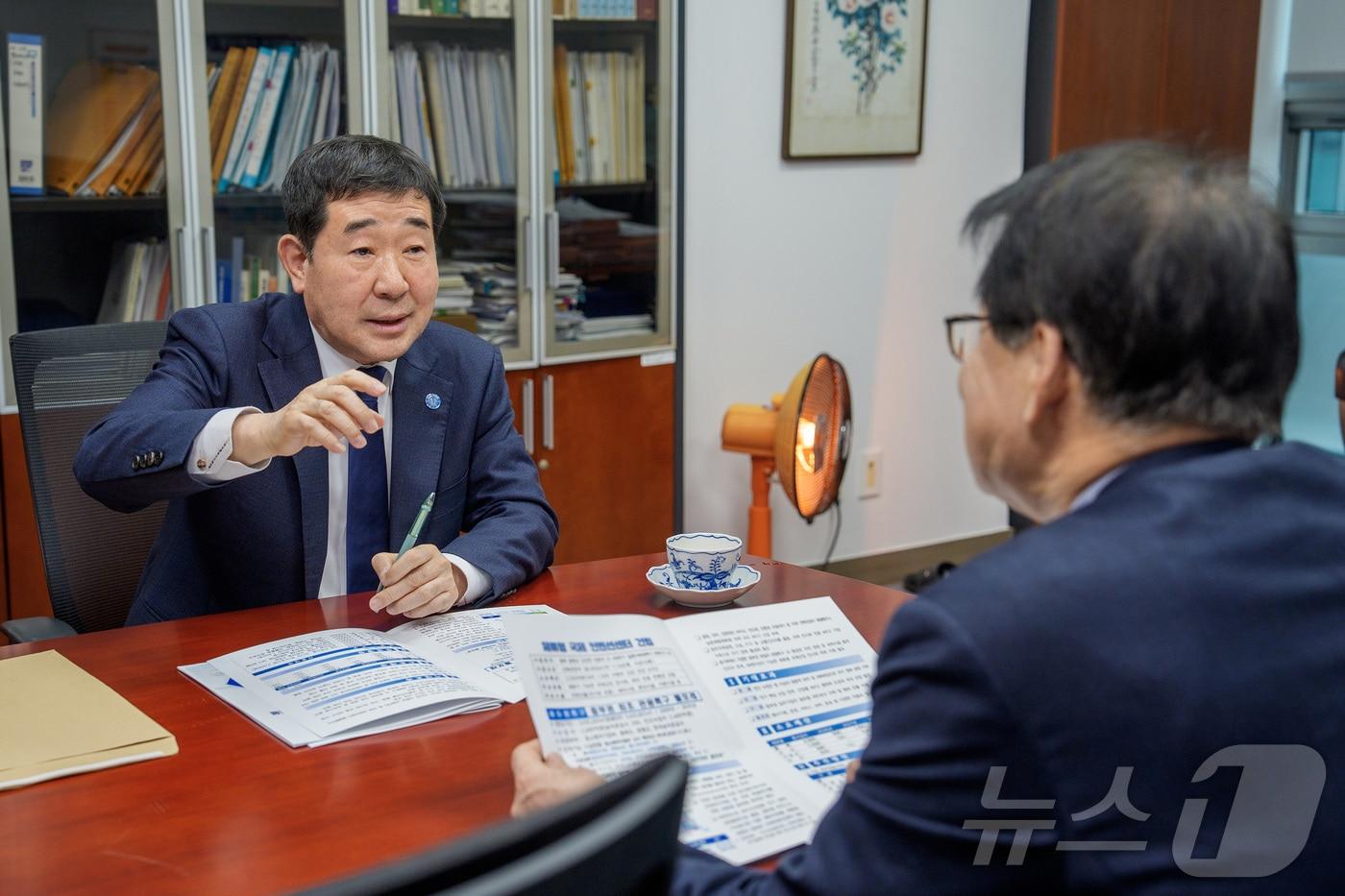 임호선 국회의원과 면담하는 이재영 증평군수/뉴스1