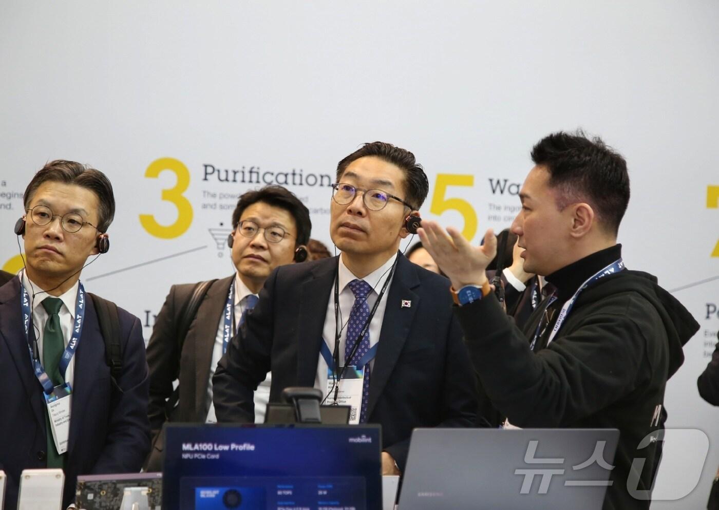 김완기 특허청장(앞줄 왼쪽 2번째)이 MWC 2025에 참석해 기업관계자로부터 설명을 듣고 있다. (특허청 제공.재판매 및 DB금지)/뉴스1