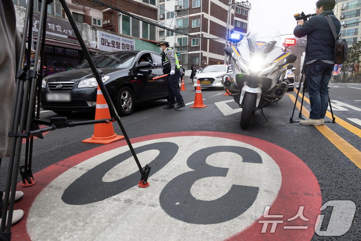 서울 서대문구 고은초등학교 앞에서 신학기 안전한 학교 만들기 캠페인의 일환으로 경찰들이 음주단속을 하고 있다. 2025.3.5/뉴스1 ⓒ News1 이승배 기자