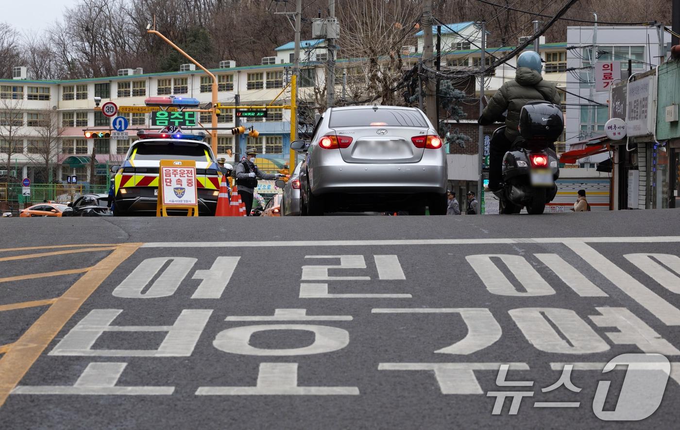 지난 3월 서울 서대문구 고은초등학교 앞에서 신학기 안전한 학교 만들기 캠페인의 일환으로 경찰들이 음주단속을 하고 있다. 2025.3.5/뉴스1 ⓒ News1 이승배 기자