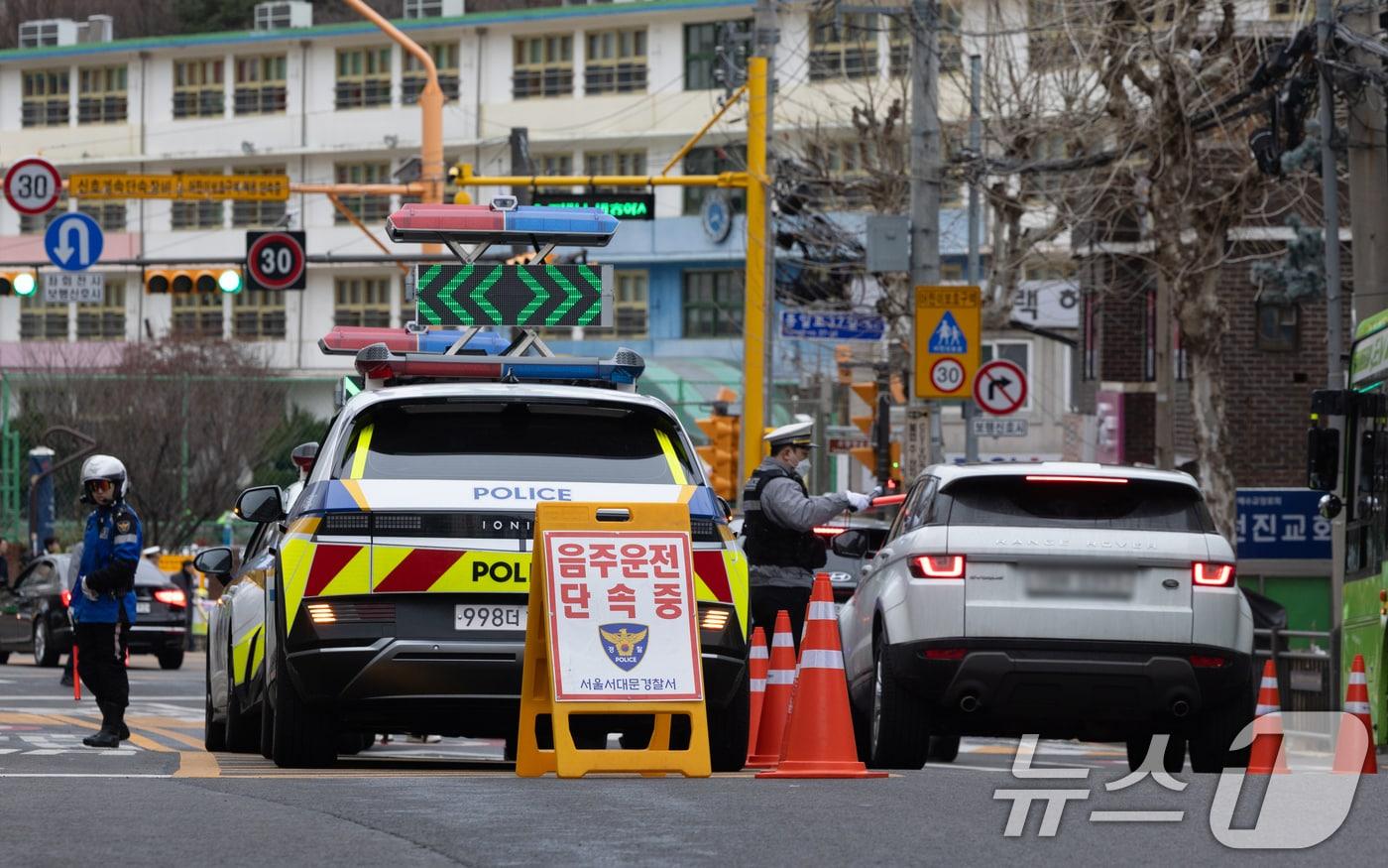 5일 오전 서울 서대문구 고은초등학교 앞에서 신학기 안전한 학교 만들기 캠페인의 일환으로 경찰들이 음주단속을 하고 있다. 2025.3.5/뉴스1 ⓒ News1 이승배 기자