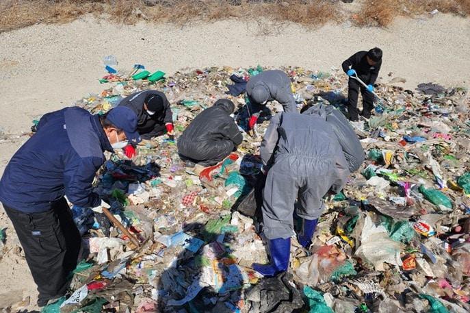 본문 이미지 -  쓰레기 더미서 현금 찾는 세종시 환경미화원들. (세종시 제공. 재판매 및 DB금지)