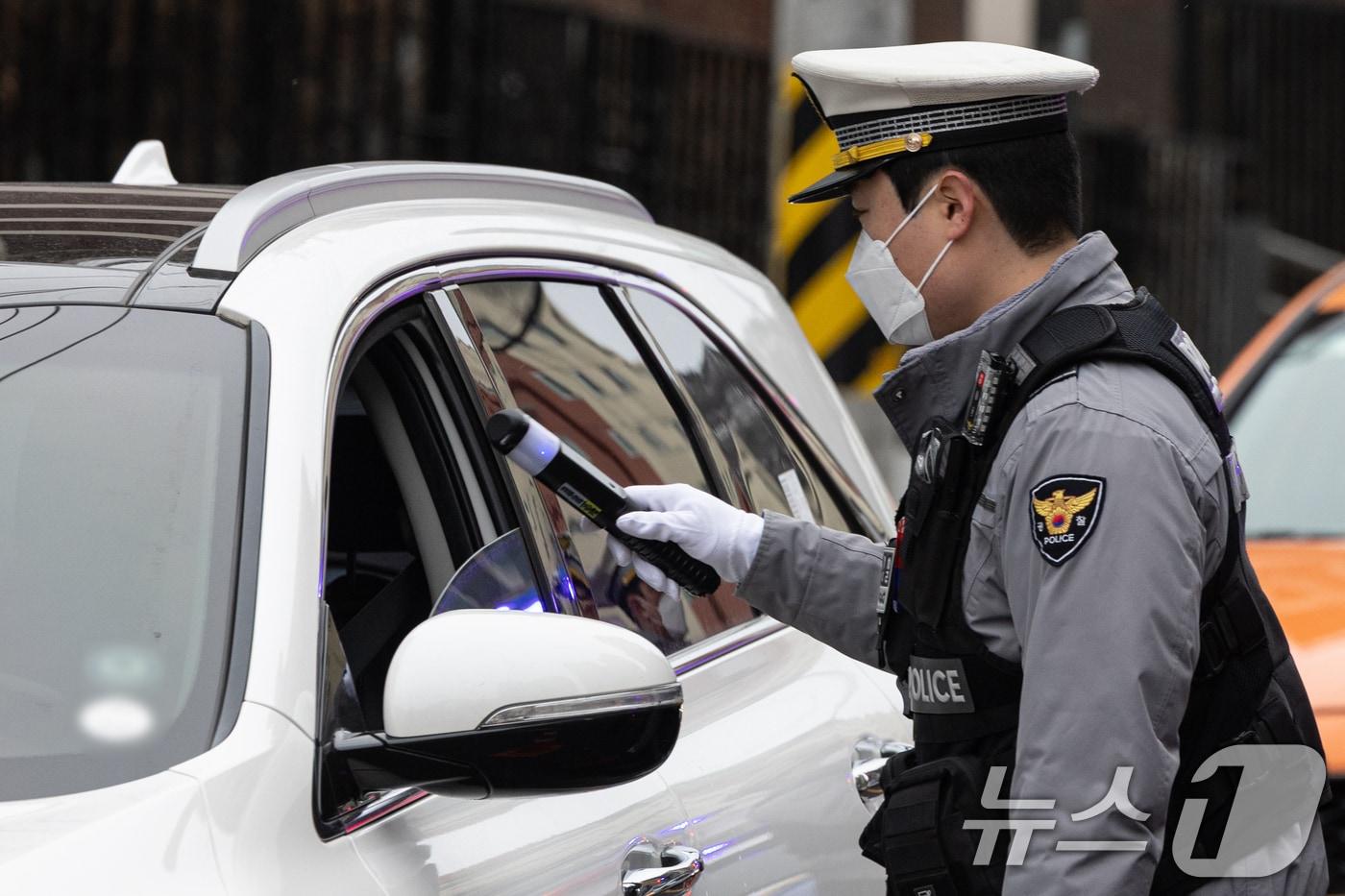지난 5일 오전 서울 서대문구 고은초등학교 앞에서 신학기 안전한 학교 만들기 캠페인의 일환으로 경찰관들이 음주단속을 하고 있다. 2025.3.5/뉴스1 ⓒ News1 이승배 기자