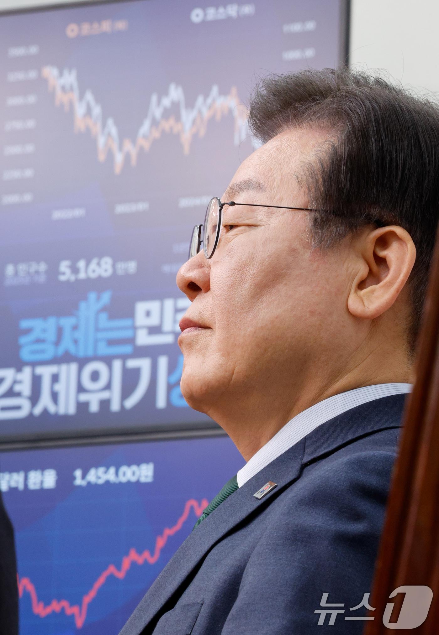 본문 이미지 - 이재명 더불어민주당 대표가 5일 오전 서울 여의도 국회에서 열린 최고위원회의에서 참석자 발언을 듣고 있다. 2025.3.5/뉴스1 ⓒ News1 안은나 기자