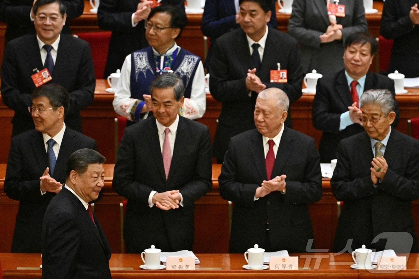 본문 이미지 - 시진핑 중국 국가 주석이 5일(현지시간) 베이징 인민대회당에서 열린 전국인민대표대회(전인대) 개막식에 도착을 하고 있다. 2025.03.05 ⓒ AFP=뉴스1