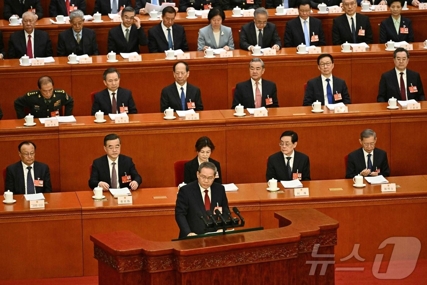 리창 중국 국무원 총리가 5일(현지시간) 베이징 인민대회당에서 열린 전국인민대표대회(전인대) 개막식에 참석해 업무 보고를 하고 있다. 2025.03.05 ⓒ AFP=뉴스1 ⓒ News1 우동명 기자