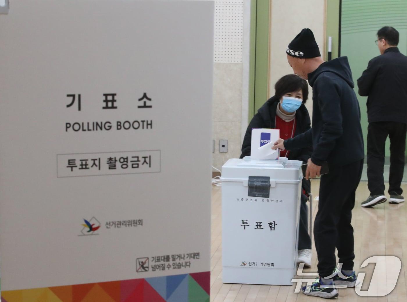 본문 이미지 -  대전 중구 효문화마을관리원에 설치된 산성동 투표소 모습. 2025.3.5 ⓒ 뉴스1 김기태 기자